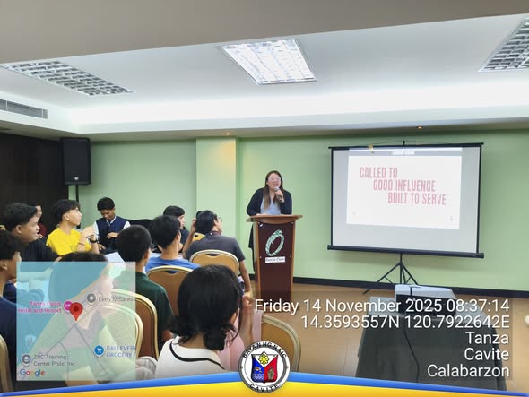 Tagapagsalita sa podium habang nagbibigay ng training sa mga child leaders sa loob ng silid-pulungan