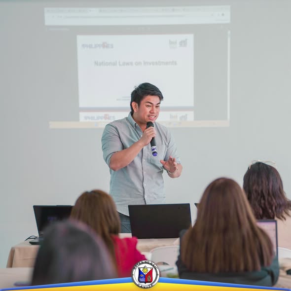 Tagapagsalita habang nagpapaliwanag ng batas sa pamumuhunan sa LIIC Workshop sa Naic