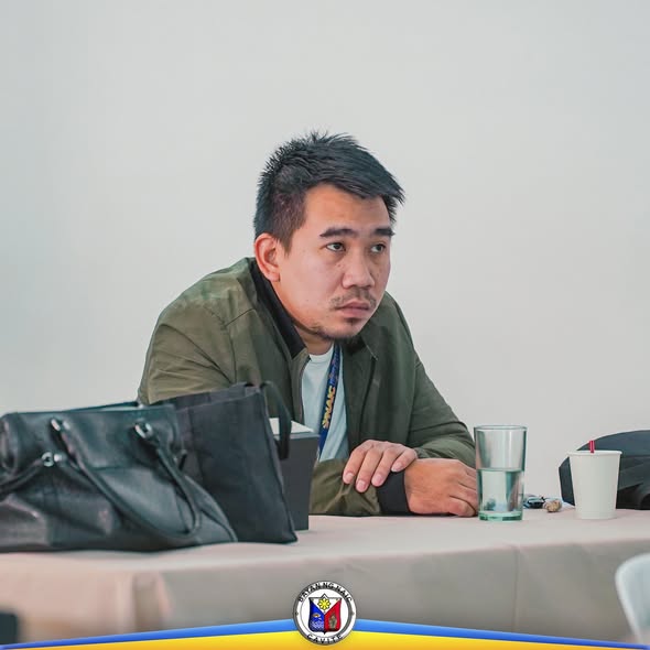 Lalaki na nakaupo sa mesa habang nakikinig sa LIIC Workshop para sa mga mamumuhunan sa Naic