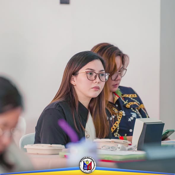 Mga kalahok na nakaupo sa workshop ng LIIC sa loob ng silid sa Triple 8, Sabang, Naic