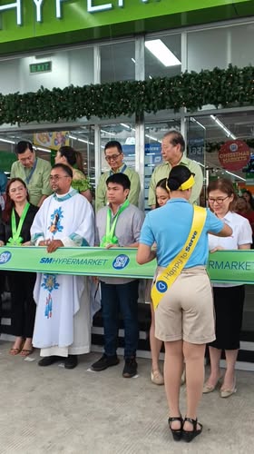 Ribbon cutting ng SM Hypermarket sa Sabang, Naic, kasama ang mga opisyal at panauhin