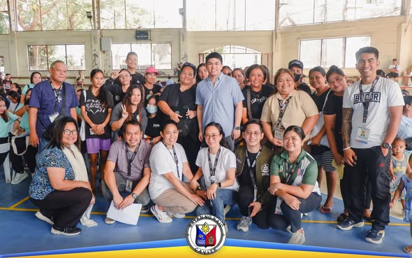 Grupo ng mga kalahok at kawani ng LGU sa Naic Covered Court matapos ang SLP contract signing