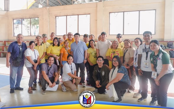 Grupo ng mga kalahok at kawani habang nagpapa-group photo sa Naic Covered Court pagkatapos ng SLP contract signing
