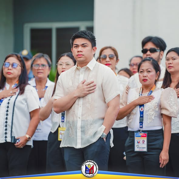 Mga kawani ng Naic na nakahawak sa dibdib habang nasa Flag Raising Ceremony, Nobyembre 24, 2025