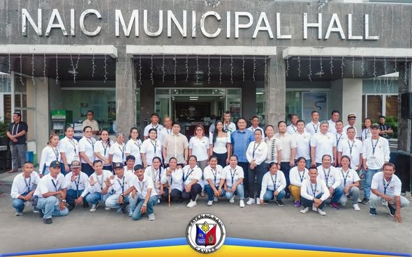 Grupo ng mga kawani sa harap ng Naic Municipal Hall matapos ang Flag Raising Ceremony