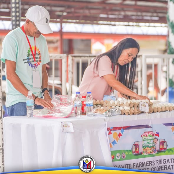 Mga tauhan sa Kadiwa ng Pangulo na nagbebenta ng itlog at produkto sa Naic Town Plaza