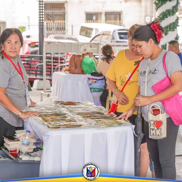 Mga residente na namimili ng produkto sa Kadiwa ng Pangulo stall sa Naic Town Plaza