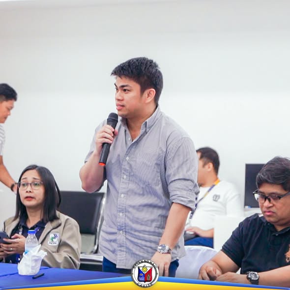 Lalaking nagsasalita gamit ang mikropono sa Entrance Conference ng COA sa Naic