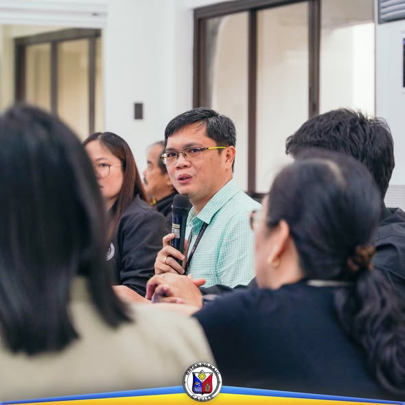 Lalaking nagsasalita gamit ang mikropono sa entrance conference ng COA sa Bayan ng Naic
