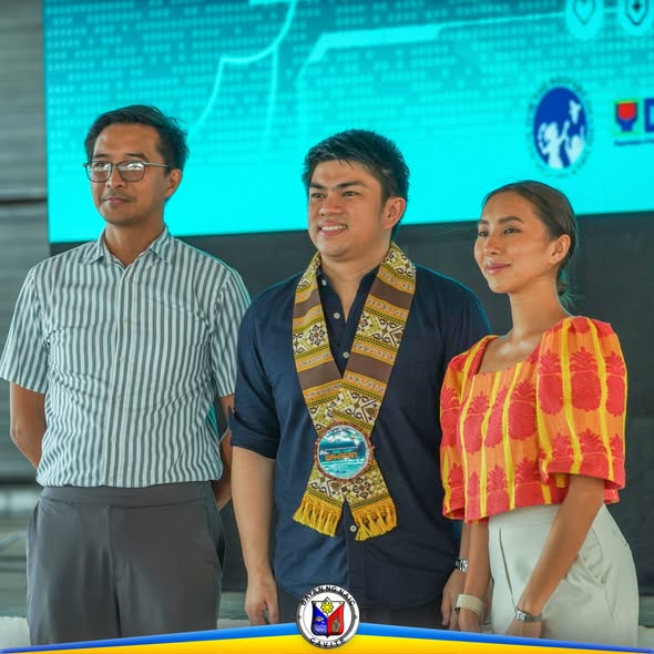 Tatlong tao sa harap ng screen sa State of the Children's Address sa Naic, Cavite