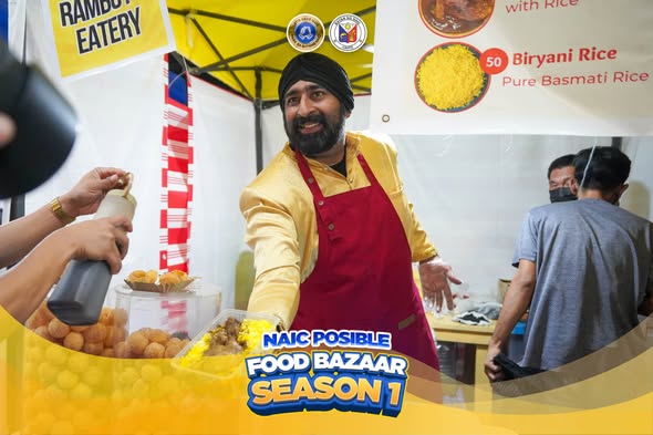 Litrato: Isang vendor na naghahain ng pagkain sa Naic Posible Food Bazaar Season 1 sa gabi