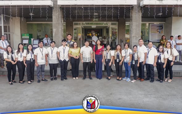 Grupo ng mga kawani at opisyal sa harap ng Naic Municipal Hall matapos ang flag raising ceremony, Disyembre 1, 2025