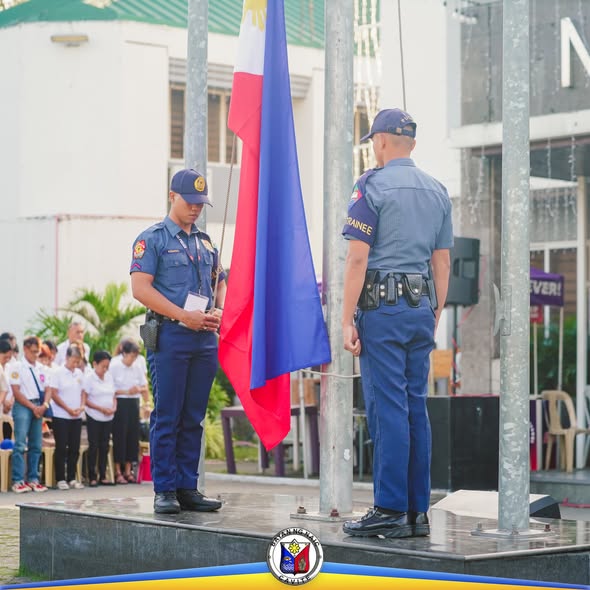 Seremonya ng pagtataas ng watawat sa Naic Municipal Hall, pinangungunahan ng mga nakaunipormeng tauhan