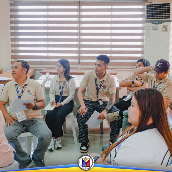 Mga kalahok sa Gender Sensitivity Training habang nakikinig sa loob ng ABC Hall, Naic, Cavite
