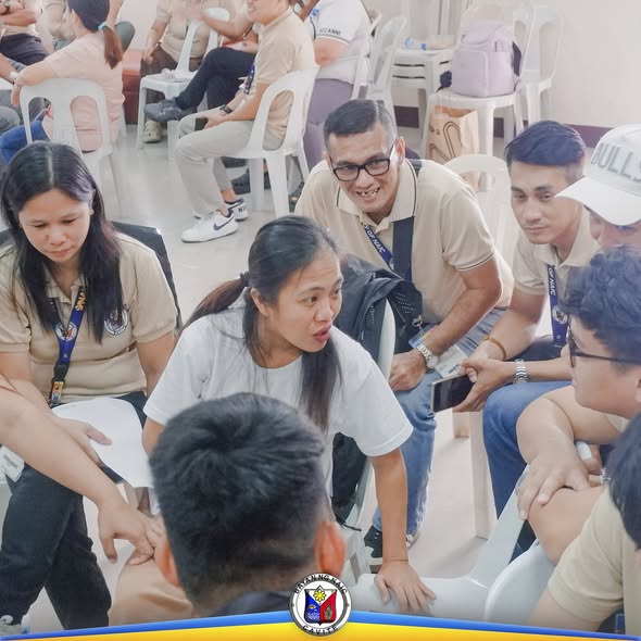 Mga kalahok sa Gender Sensitivity Training na nagtutulungan sa maliliit na grupo sa ABC Hall, Naic