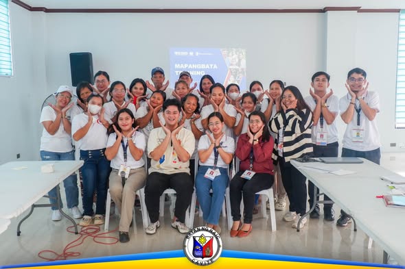 Grupo ng mga kalahok sa MaPangBata Training sa loob ng silid-pulungan sa Naic