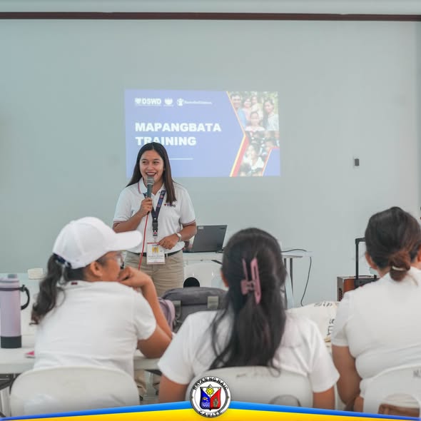 Tagapagsalita sa MaPangBata Training habang nagsasalita sa harap ng screen na may pamagat na MaPangBata Training
