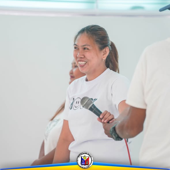 Babaeng nakangiti habang may hawak na mikropono sa MaPangBata Training sa Naic, Cavite