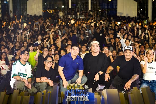 Mga tao sa Naic Rock & Music Festival 2025 sa Naic Town Plaza, may mga nagpo-pose at nagtataas ng kamay