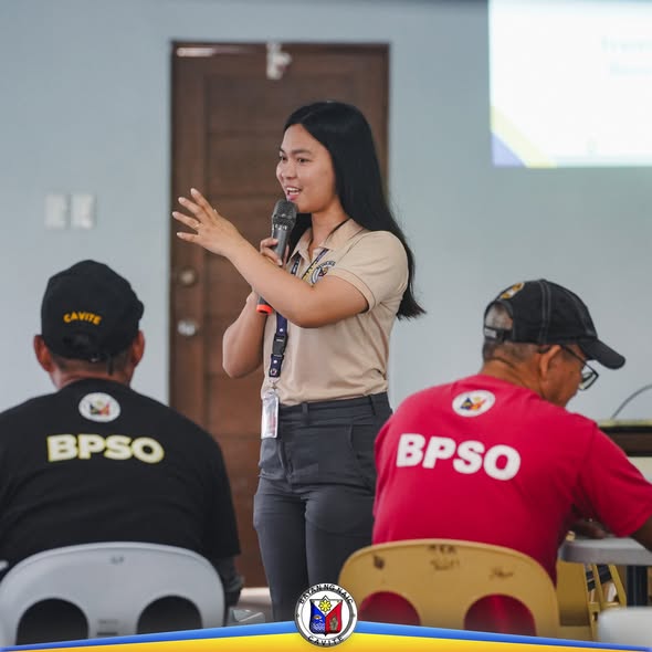 Babaeng nagsasalita gamit ang mikropono sa harap ng mga BPSO na kalahok sa pagsasanay ng Barangay Biosecurity Officers