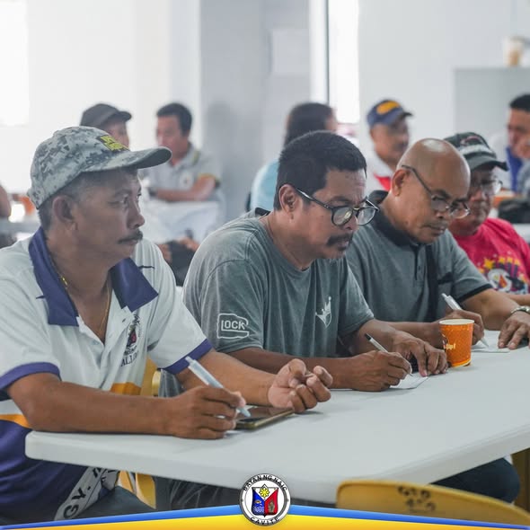 Mga kalahok sa pagsasanay ng Barangay Biosecurity Officers habang nagsusulat ng notes sa loob ng hall