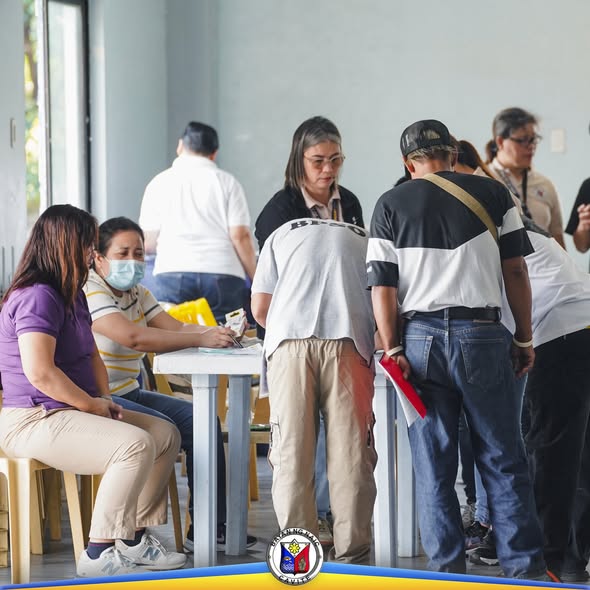 Mga kalahok sa pagsasanay ng BBO habang nagpapatala at nag-aasikaso ng mga papeles sa loob ng gusali