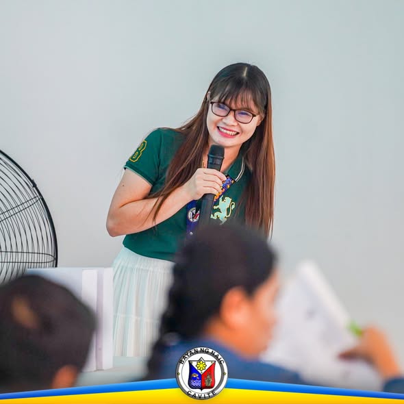 Babaeng nagsasalita sa mikropono sa pagpupulong ng mga local budget officers sa Naic, Cavite