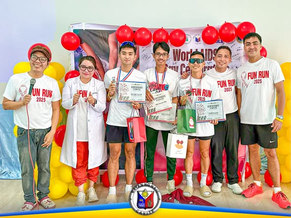 Mga kalahok ng Fun Run para sa World AIDS Day sa Naic, may hawak na sertipiko at regalo