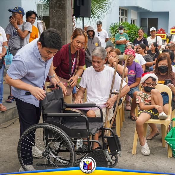 Pamamahagi ng wheelchair sa mga PWD sa Naic Municipal Hall, Disyembre 22, 2025