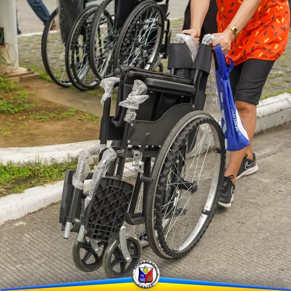 Pamamahagi ng wheelchair para sa mga PWD sa Naic Municipal Hall, Disyembre 22, 2025
