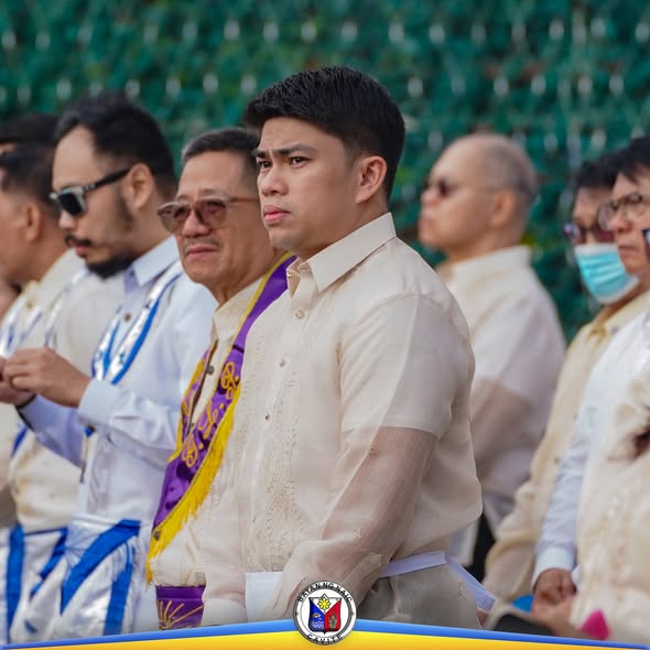 Mga kalalakihang naka-barong at nakatayo sa seremonya ng paggunita sa Araw ni Rizal sa Naic Town Plaza