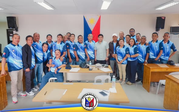 Grupo ng mga opisyal ng Liga ng mga Barangay na nagpose sa group photo sa silid-pulungan ng Naic