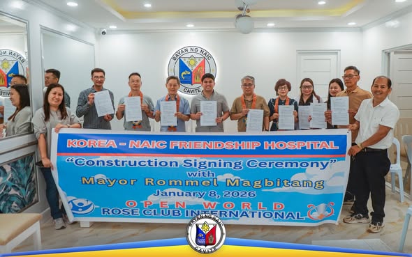 Mga kalahok na may hawak na papel sa seremonya ng paglagda para sa Korea–Naic Friendship Infirmary sa Naic