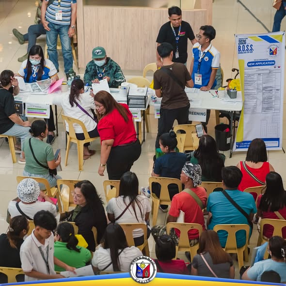 Mga tao sa BOSS registration sa Stadium Shopping Strip, Naic, habang inaasikaso ang mga bagong aplikasyon ng negosyo