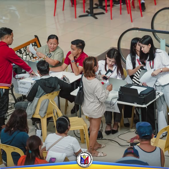 Mga kawani at aplikante sa BOSS sa Stadium Shopping Strip, Naic, habang inaayos ang mga dokumento ng negosyo