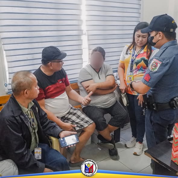 Mga pulis at opisyal ng Naic habang kinakausap ang mga sangkot sa opisina tungkol sa ilegal na pagbebenta ng housing forms