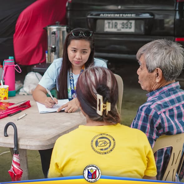 Mga kawani ng Municipal Agriculture habang nagtatala ng impormasyon ng isang magsasaka sa Annual Farmers Registration