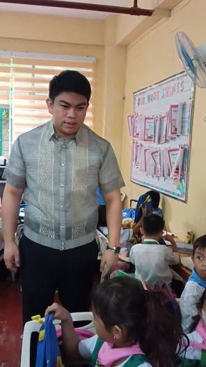 Pamamahagi ng school supplies sa isang silid-aralan sa Naic, may mga estudyanteng nakaupo sa kanilang upuan