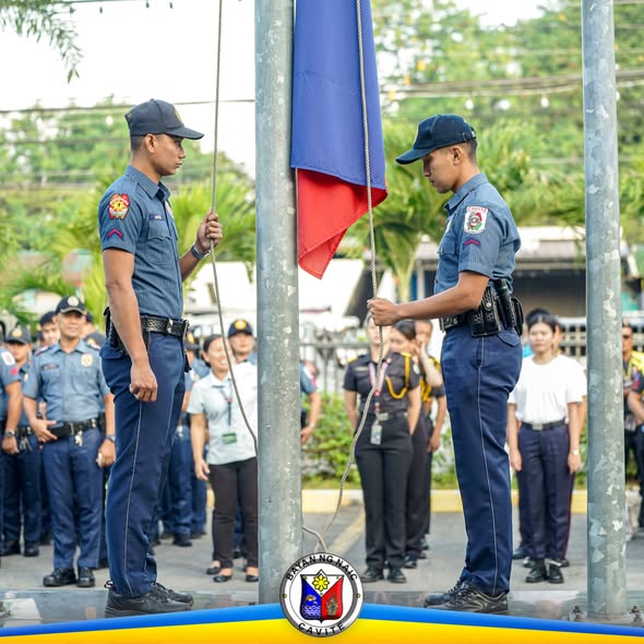 Mga tauhan na nakauniporme habang itinataas ang watawat sa lingguhang Flag Raising Ceremony sa Naic