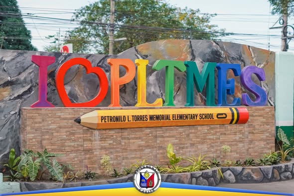 Karatula ng Petronilo L. Torres Memorial Elementary School sa Barangay Sabang, Naic, Cavite