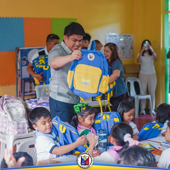 Pamamahagi ng school bags sa mga estudyante ng Petronilo L. Torres Memorial Elementary School sa Sabang, Naic