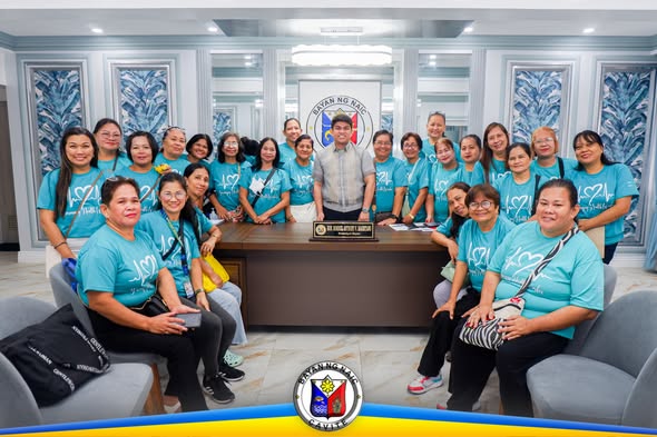 Mga bagong Barangay Health Workers na nagpose sa loob ng Naic Municipal Hall kasama ang opisyal