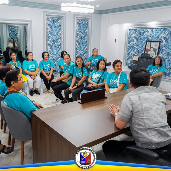 Mga bagong BHW na nakaupo at nakikinig sa pulong sa opisina ng Municipal Hall ng Naic