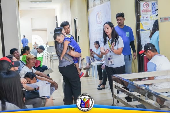 Larawan ng mga kawani ng PESO at SSS sa Naic
