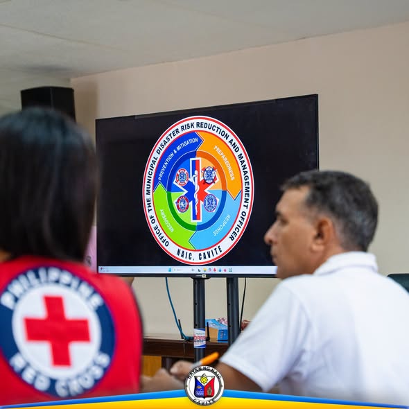 Mga kawani ng MDRRMC habang nakikinig sa presentasyon sa monitor sa loob ng ABC Hall, Naic