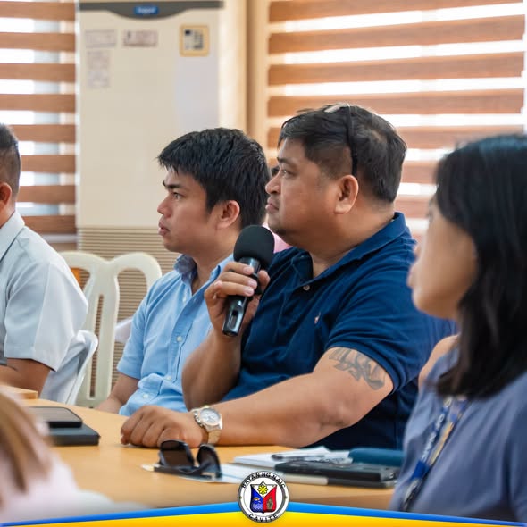 Lalaking nagsasalita gamit ang mikropono sa pulong ng MDRRMC sa ABC Hall, Naic