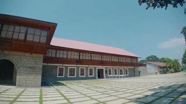 Casa Hacienda de Naic, makasaysayang gusaling bato at kahoy sa Naic, Cavite, na may pulang bubong at malawak na patyo