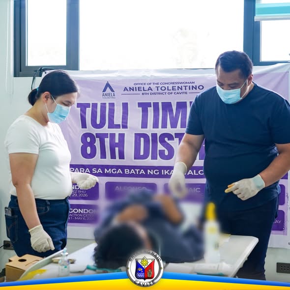 Medical mission para sa tuli sa Brgy. Sabang, Naic; mga medical staff na nag-aasikaso sa batang pasyente sa mesa