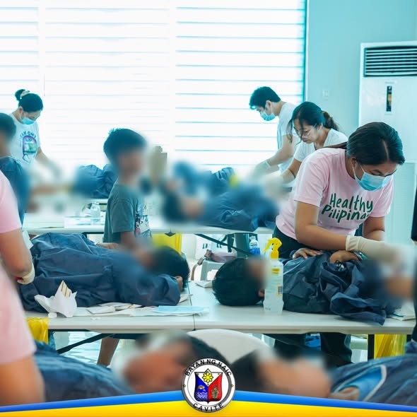 Mga volunteer na nagseserbisyo sa tuli time medical mission sa Triple 8 Building, Brgy. Sabang, Naic