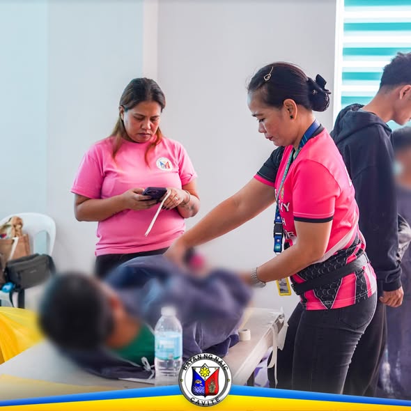 Mga medical staff na nag-aasikaso ng pasyente sa Tuli Time medical mission sa Brgy. Sabang, Naic